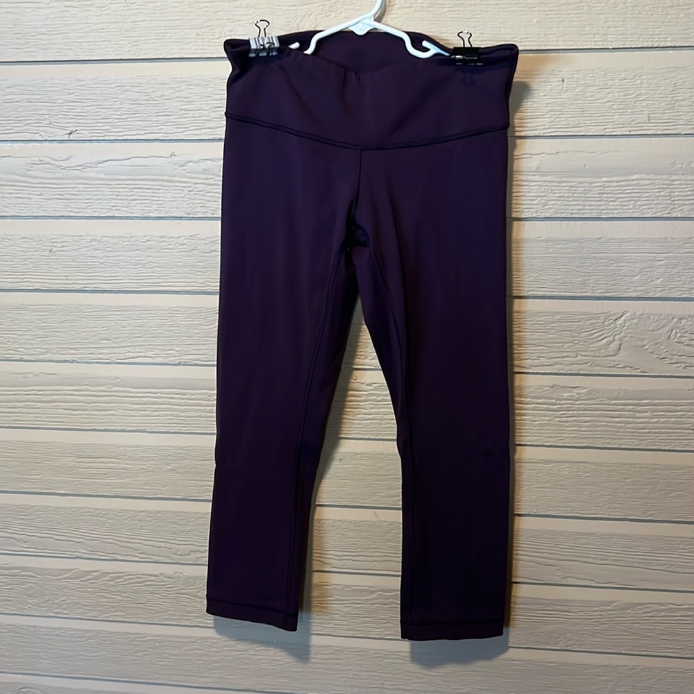 Women’s size 6 Lululemon leggings with inside pocket.